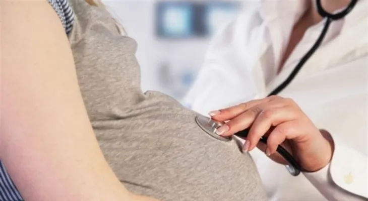 Las mujeres con artritis reumatoide pueden tener un embarazo seguro
