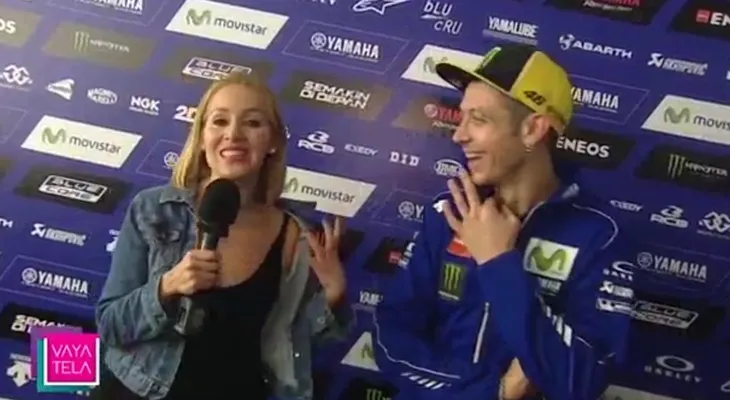 El descarado coqueteo de una periodista al piloto Valentino Rossi en plena entrevista