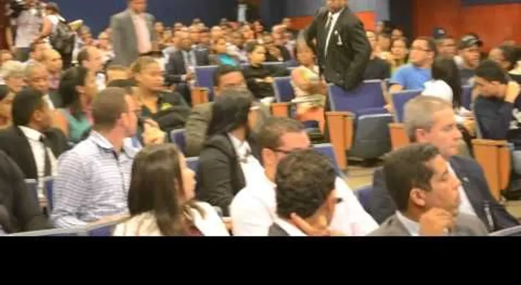 Jóvenes interrumpen a Ray Guevara para exigirle respeto a Derechos Humanos (VIDEO)