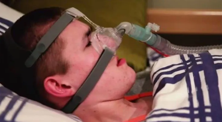 Liam Derbyshire; con una terrible enfermedad que morirá si se queda dormido