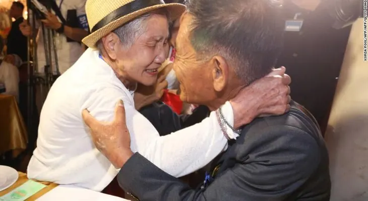 Madre e hijo se reencuentran tras 68 años separados