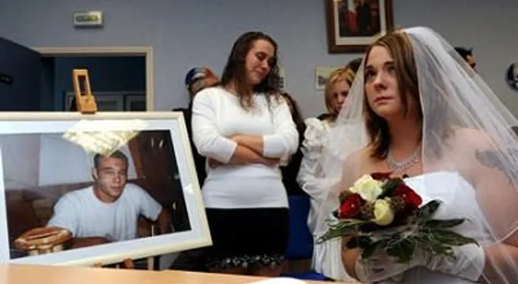 Mujer se casa con su novio muerto