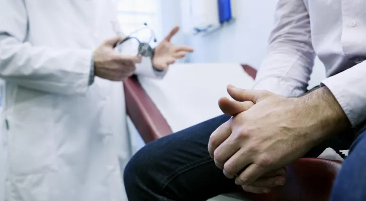 Vigilar el cáncer de próstata es tan efectivo como la cirugía o radioterapia