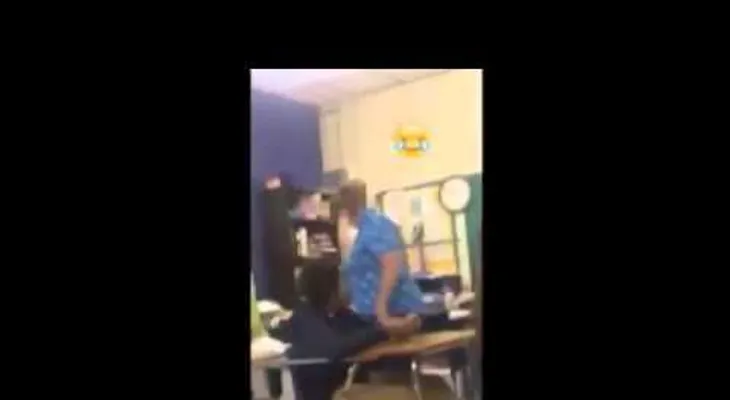 Una profesora le da una paliza a un estudiante; indigna las redes (VIDEO)