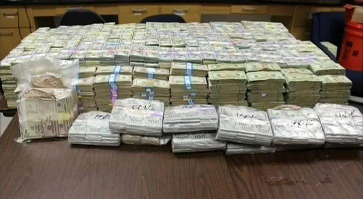 Encuentran millones de dólares escondidos en las paredes de una casa de Miami