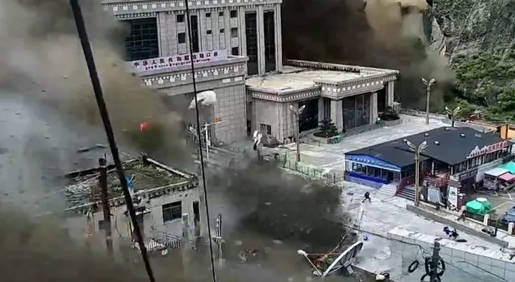 Inundación repentina en la frontera de Nepal y China captada en video de seguridad