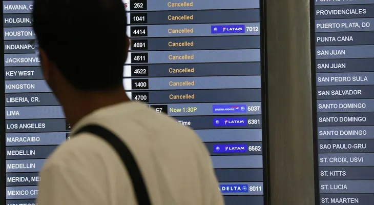 El aeropuerto de Miami no sabe cuándo reabrirá después del huracán Irma