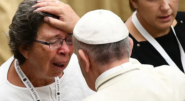 El papa se reúne con sobrevivientes y familiares de las víctimas del atentado en Niza