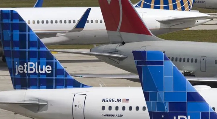 Dominicanos varados en aeropuerto de Nueva York por problemas de JetBlue