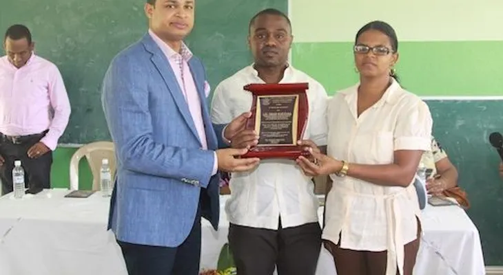 Comunitarios otorgan reconocimiento a Omar Guevara