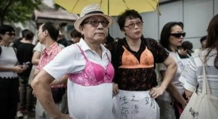 Habitantes de Hong Kong apoyan mujer condenada por usar los senos como arma