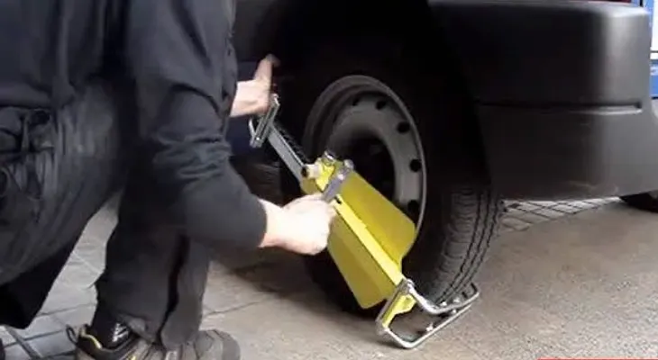 Amet pone candado a vehículos mal estacionados
