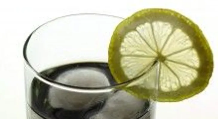 Verdades y mitos del agua con limón 