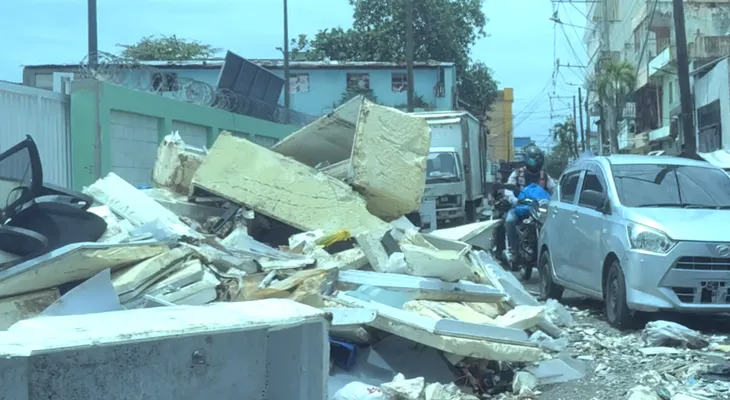 Basura complica el tránsito de vehículos y peatones en el Gran Santo Domingo