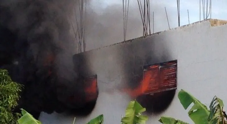 Fuego afecta empresa de envío de artículos en Santiago