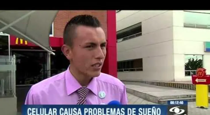Mira lo que pasa en tu cuerpo cuando duermes cerca del teléfono (VIDEO)