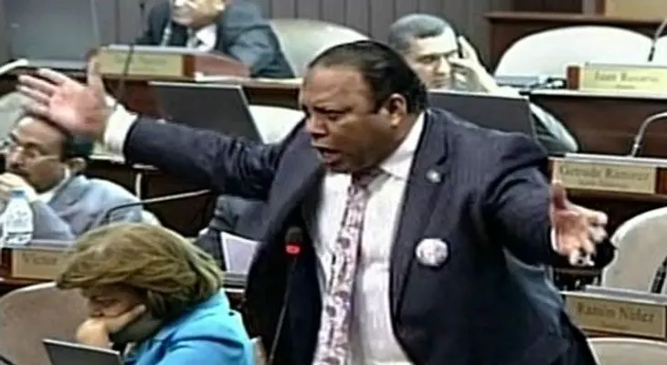 Diputado Matos dice periodistas hablan "mierda" y Castro se queja porque comió guineo con aguacate