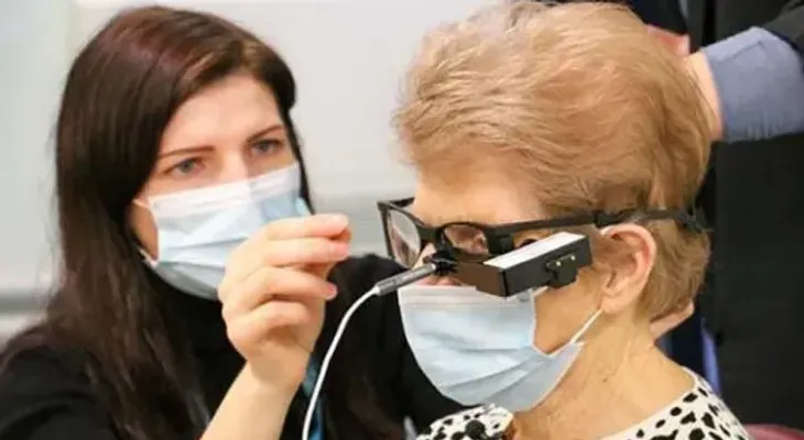 Mujer de 88 años recibe el primer implante de chip biónico en el ojo en R. Unido