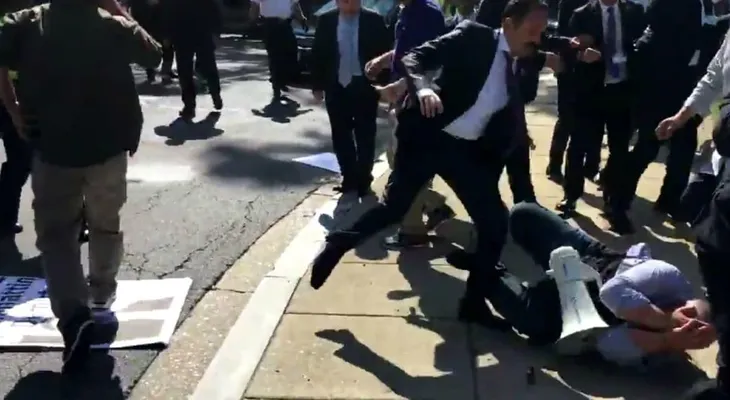 La violenta agresión de guardaespaldas presidente turco a manifestantes estadounidenses