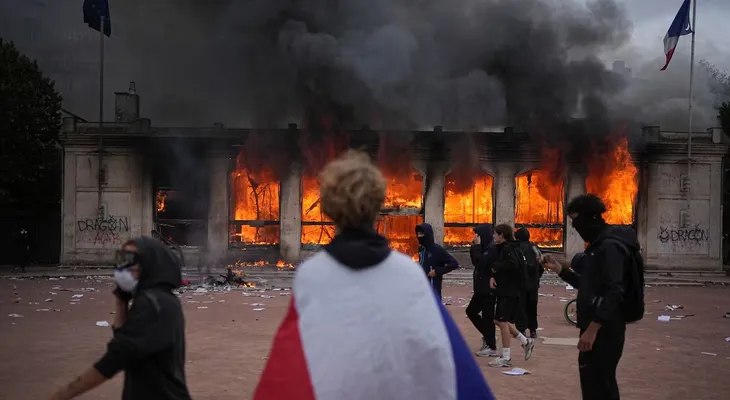 Lecornu denuncia un plan insurreccional de la ultraizquierda tras los disturbios en Francia