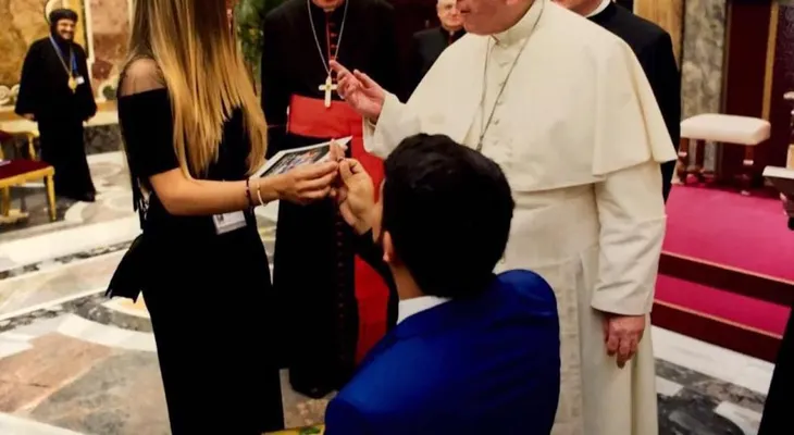 Venezolano le pide matrimonio a su novia en audiencia privada con el papa Francisco