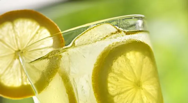 Diez razones para beber agua tibia con limón cada mañana
