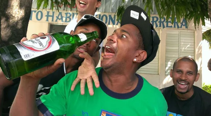Beber mucho no significa ser alcohólico