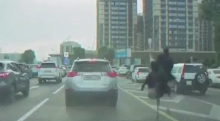 Hombre vence el tráfico en hora pico montando un avestruz   