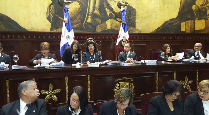 Asamblea Nacional proclama a presidente Medina y vicepresidenta Cedeño