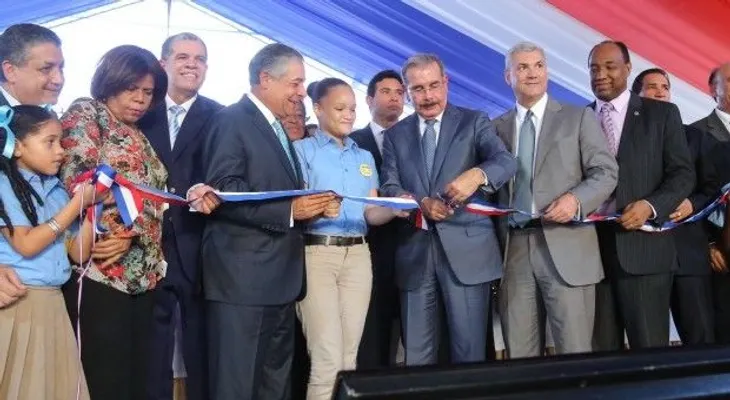 Presidente Medina inaugura escuela en Villa Consuelo