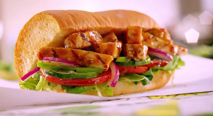 El extraño componente de los emparedados de pollo Subway: mitad carne... mitad "otra cosa"