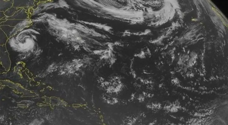Ana se convierte en tormenta tropical, amenaza las Carolinas 