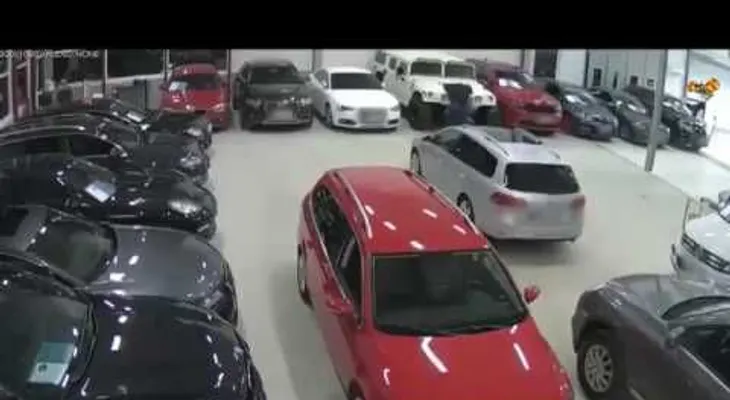 IMAGENES PUEDEN SER SENSIBLES: Prende fuego a coches de lujo y acaba envuelto en llamas