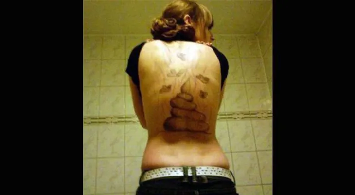  En una extraña venganza, mujer se arranca tatuaje y lo envía por correo a novio infiel