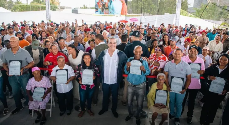 Presidente Abinader entrega 1,183 títulos de propiedad en El Pocito, Montecristi