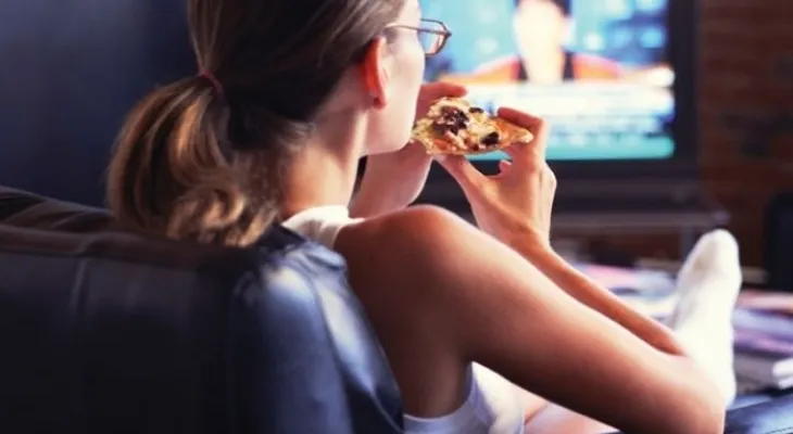 ¿Qué es el "binge-watching" y por qué arruina tu dieta?