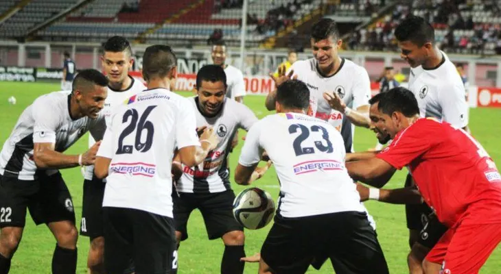 Futbolista venezolano celebra gol haciendo levitar el balón en el aire