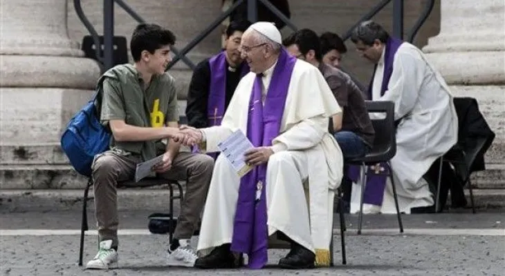 El papa sorprende al confesar a varios jóvenes en la Plaza San Pedro