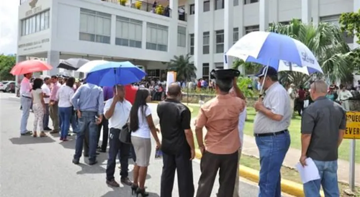 Ingenieros hacen largas filas participar concurso para construcción de 56 hospitales
