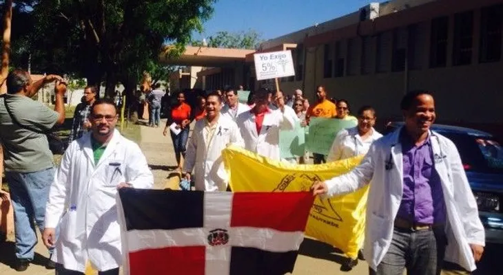 Médicos marchan en Mao y anuncian nuevo paro