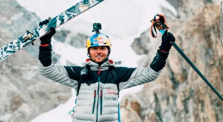 Este hombre es el 1ro en esquiar desde la cima del K2, la segunda montaña más alta del mundo