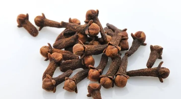 El clavo de olor; la especia que disimula las canas, reduce el colesterol y es antiflamatoria