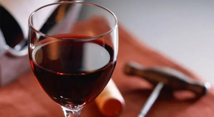 ¿Por qué se produce la sensibilidad al vino tinto?