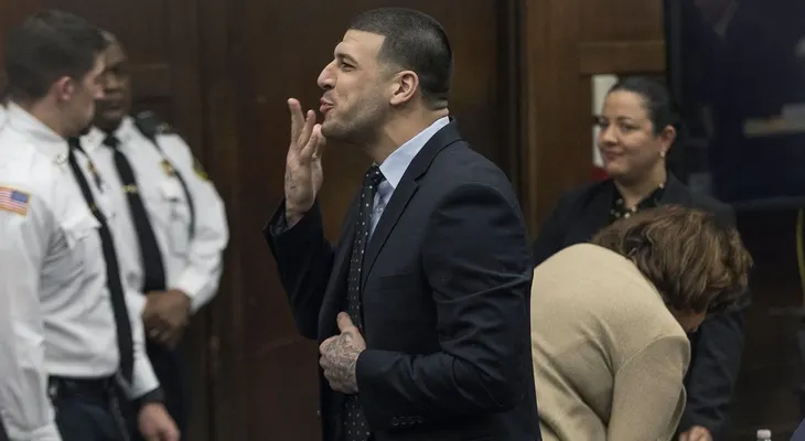 Las notas que revelaron secretos dejado por Aaron Hernandez; habría dejado una para amante gay 