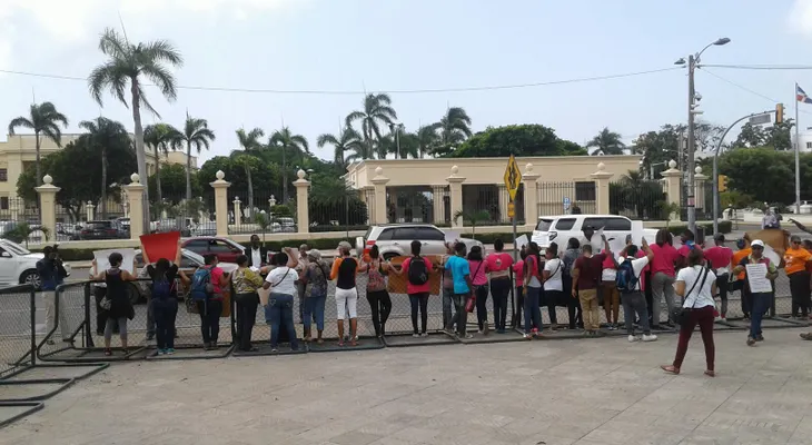 Organizaciones feministas protestan frente al Palacio Nacional