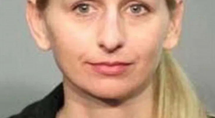 Detinenen una maestra por tener sexo oral con un alumno y enviarle fotos explícitas