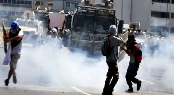 Ola de protestas en Venezuela ha dejado un policía muerto y casi 300 heridos            