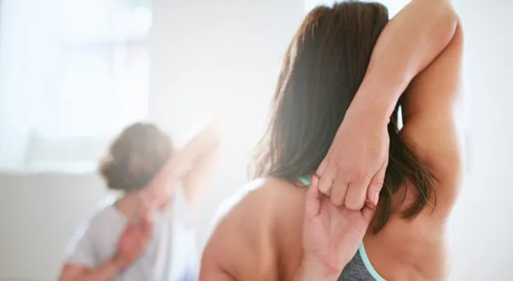 Posturas de yoga que tonifican el busto y evitan que se caigan