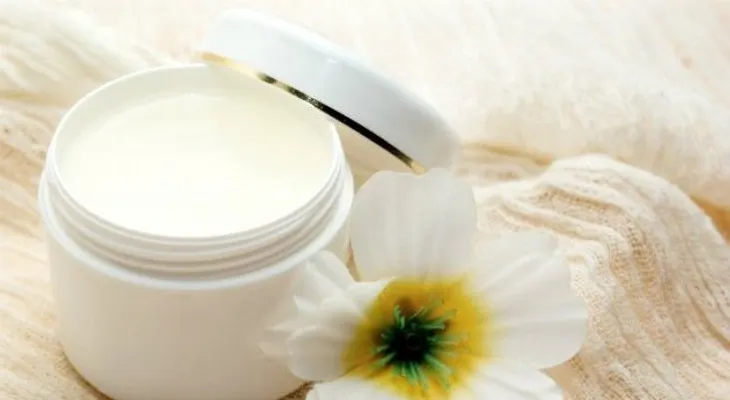 Trucos de belleza con vaselina; con humectante y bálsamo; para evitar salpullidos; exfoliante