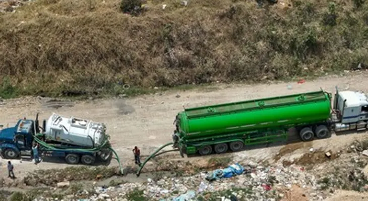 Camiones vierten materia fecal a cielo abierto en vertedero Duquesa